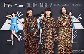 特別展「Ｐｅｒｆｕｍｅ　ＣＯＳＴＵＭＥ　ＭＵＳＥＵＭ」の会場に登場したＰｅｒｆｕｍｅの（左から）かしゆか、あ～ちゃん、のっち＝神戸市中央区脇浜海岸通１、兵庫県立美術館（撮影・長嶺麻子）