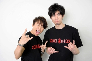 ロックギタリストを演じる柿澤勇人（右）と西川貴教（新歌舞伎座提供）