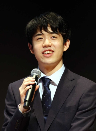 トークショーでタイトルを防衛した王位戦を振り返る藤井聡太七冠＝静岡県牧之原市