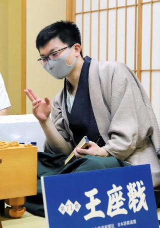 感想戦で一局を振り返る永瀬拓矢王座＝１２日夜、神戸市中央区（撮影・小林伸哉）