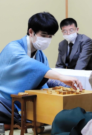 感想戦で一局を振り返る藤井聡太七冠＝１２日夜、神戸市中央区（撮影・小林伸哉）