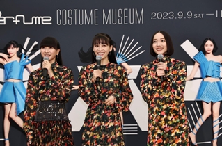衣装展「Ｐｅｒｆｕｍｅ　ＣＯＳＴＵＭＥ　ＭＵＳＥＵＭ」の内覧会であいさつしたＰｅｒｆｕｍｅの（左から）かしゆか、あ～ちゃん、のっち＝７日、神戸市中央区脇浜海岸通１、兵庫県立美術館（撮影・長嶺麻子）