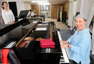ボーカル講師の伊藤君子（右）。生徒の発声練習にたっぷりと時間を使う＝神戸市中央区江戸町、高砂ビル