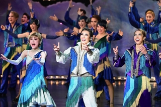 エネルギッシュなダンスと歌で客席を魅了する芹香斗亜（中央）、桜木みなと（右）、春乃さくら＝宝塚大劇場（撮影・中西幸大）