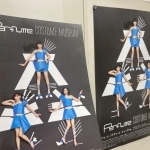 神戸新聞編集局フロアに貼られた「Ｐｅｒｆｕｍｅ　ＣＯＳＴＵＭＥ　ＭＵＳＥＵＭ」のポスター