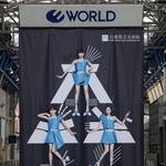 三宮センター街のアーケードに掲げられた「Ｐｅｒｆｕｍｅ　ＣＯＳＴＵＭＥ　ＭＵＳＥＵＭ」の巨大バナー＝神戸市中央区三宮町１