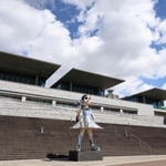 兵庫県立美術館の南側。中央は美術家ヤノベケンジ氏の少女像「サン・シスター」（愛称・なぎさ）、右奥に覗くのオブジェ「青いりんご」は、建築家安藤忠雄氏による作品＝神戸市中央区脇浜海岸通１
