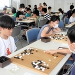 未就学児から中学生までが参加した第４６回こども囲碁天元戦＝神戸新聞社本社