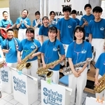 コモード５６商店街でコンサートに臨んだ蒼開中学・高校ジャズバンド部のメンバー＝８月４日、洲本市本町５