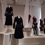 衣装展「Ｐｅｒｆｕｍｅ　ＣＯＳＴＵＭＥ　ＭＵＳＥＵＭ」の展示室に登場したＰｅｒｆｕｍｅの衣装の数々＝７日午後、神戸市中央区脇浜海岸通１、兵庫県立美術館（撮影・長嶺麻子）