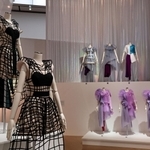 衣装展「Ｐｅｒｆｕｍｅ　ＣＯＳＴＵＭＥ　ＭＵＳＥＵＭ」の展示室に登場したＰｅｒｆｕｍｅの衣装の数々＝７日午後、神戸市中央区脇浜海岸通１、兵庫県立美術館（撮影・長嶺麻子）