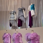 衣装展「Ｐｅｒｆｕｍｅ　ＣＯＳＴＵＭＥ　ＭＵＳＥＵＭ」の展示室に登場したＰｅｒｆｕｍｅの衣装の数々＝７日午後、神戸市中央区脇浜海岸通１、兵庫県立美術館（撮影・長嶺麻子）