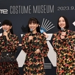 衣装展「Ｐｅｒｆｕｍｅ　ＣＯＳＴＵＭＥ　ＭＵＳＥＵＭ」の記者内覧会でインタビューに応じるＰｅｒｆｕｍｅの（左から）かしゆか、あ～ちゃん、のっち＝７日午後、神戸市中央区脇浜海岸通１、兵庫県立美術館（撮影・長嶺麻子）