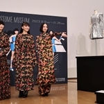 衣装展「Ｐｅｒｆｕｍｅ　ＣＯＳＴＵＭＥ　ＭＵＳＥＵＭ」の記者内覧会に登場したＰｅｒｆｕｍｅの（左から）かしゆか、あ～ちゃん、のっち＝７日午後、神戸市中央区脇浜海岸通１、兵庫県立美術館（撮影・長嶺麻子） 