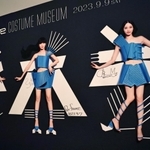Ｐｅｒｆｕｍｅの３人のサインが入れられた衣装展キービジュアルのパネル＝７日午後、神戸市中央区脇浜海岸通１、兵庫県立美術館（撮影・長嶺麻子）