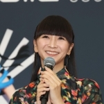 衣装展「Ｐｅｒｆｕｍｅ　ＣＯＳＴＵＭＥ　ＭＵＳＥＵＭ」の記者内覧会に登場したＰｅｒｆｕｍｅのかしゆか＝７日午後、神戸市中央区脇浜海岸通１、兵庫県立美術館（撮影・長嶺麻子）