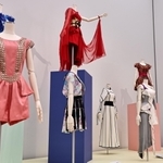  Ｐｅｒｆｕｍｅの３人が選んだお気に入りのステージ衣装＝７日午後、神戸市中央区脇浜海岸通１、兵庫県立美術館（撮影・長嶺麻子）