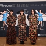 衣装展「Ｐｅｒｆｕｍｅ　ＣＯＳＴＵＭＥ　ＭＵＳＥＵＭ」の記者内覧会に登場したＰｅｒｆｕｍｅの（左から）かしゆか、あ～ちゃん、のっち＝７日午後、神戸市中央区脇浜海岸通１、兵庫県立美術館（撮影・長嶺麻子） 