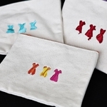 Ｐｅｒｆｕｍｅのステージ衣装をモチーフにした刺繍が施されたポーチ