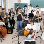 コンテストに向けて練習する甲南大ニューポートスイングオーケストラ＝神戸市東灘区岡本８、甲南大