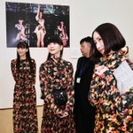 キュレーター久慈達也さん（右から２人目）の解説を聞きながら展示衣装を鑑賞するＰｅｒｆｕｍｅのあ～ちゃん（左端）、かしゆか（左から２人目）、のっち＝神戸市中央区脇浜海岸通１（撮影・長嶺麻子）
