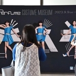 Ｐｅｒｆｕｍｅのメンバーのサインが入ったパネルの写真を撮る人たち＝９日午前、神戸市中央区脇浜海岸通１（撮影・長嶺麻子）