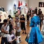 Ｐｅｒｆｕｍｅの歴代ステージ衣装がずらりと並ぶ中、多くの来館者でにぎわう展示室＝９日午前、神戸市中央区脇浜海岸通１（撮影・長嶺麻子）