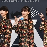 特別展「Ｐｅｒｆｕｍｅ　ＣＯＳＴＵＭＥ　ＭＵＳＥＵＭ」の会場に登場したＰｅｒｆｕｍｅの（左から）かしゆか、あ～ちゃん、のっち＝神戸市中央区脇浜海岸通１、兵庫県立美術館（撮影・長嶺麻子）