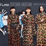 特別展「Ｐｅｒｆｕｍｅ　ＣＯＳＴＵＭＥ　ＭＵＳＥＵＭ」の会場に登場したＰｅｒｆｕｍｅの（左から）かしゆか、あ～ちゃん、のっち＝神戸市中央区脇浜海岸通１、兵庫県立美術館（撮影・長嶺麻子）