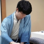 王座戦第２局で勝利した藤井聡太七冠＝１２日夜、神戸市中央区、ホテルオークラ神戸（日本将棋連盟提供）