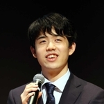 トークショーでタイトルを防衛した王位戦を振り返る藤井聡太七冠＝静岡県牧之原市