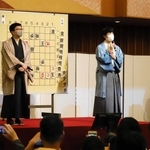 終局後、大盤解説会場であいさつする両対局者＝１２日夜、神戸市中央区（撮影・小林伸哉）