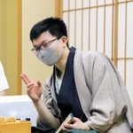 感想戦で一局を振り返る永瀬拓矢王座＝１２日夜、神戸市中央区（撮影・小林伸哉）