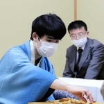 感想戦で一局を振り返る藤井聡太七冠＝１２日夜、神戸市中央区（撮影・小林伸哉）