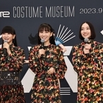 衣装展「Ｐｅｒｆｕｍｅ　ＣＯＳＴＵＭＥ　ＭＵＳＥＵＭ」の内覧会であいさつしたＰｅｒｆｕｍｅの（左から）かしゆか、あ～ちゃん、のっち＝７日、神戸市中央区脇浜海岸通１、兵庫県立美術館（撮影・長嶺麻子）