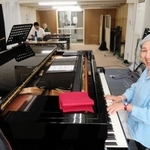 ボーカル講師の伊藤君子（右）。生徒の発声練習にたっぷりと時間を使う＝神戸市中央区江戸町、高砂ビル