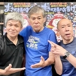 代表の内藤裕敬（中央）、団員の荒谷清水（右）、客演の遊気舎・久保田浩（南河内万歳一座提供）