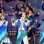 エネルギッシュなダンスと歌で客席を魅了する芹香斗亜（中央）、桜木みなと（右）、春乃さくら＝宝塚大劇場（撮影・中西幸大）