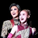 ショーでまぶしい輝きを放つトップコンビの芹香斗亜（左）と春乃さくら＝宝塚大劇場（撮影・中西幸大）