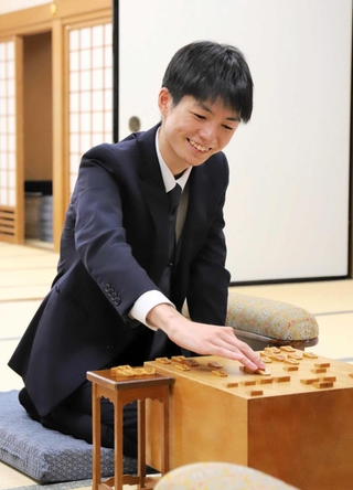 プロデビュー戦を白星で飾った上野裕寿四段＝２日午後、大阪市福島区、関西将棋会館