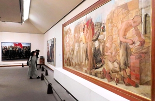 小磯良平の画業最大の作品「働く人びと」などが並ぶ会場＝神戸市東灘区向洋町中５