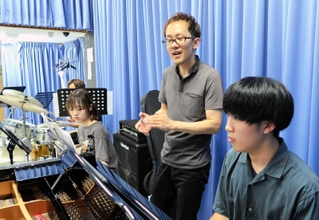 ピアニスト植田良太（右から２人目）の指導を受けレッスンに打ち込む学生＝神戸市中央区江戸町