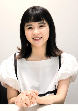 読書好きの俳優田村芽実さん。影響を受けた作家の１人に谷川俊太郎をあげる＝東京都内