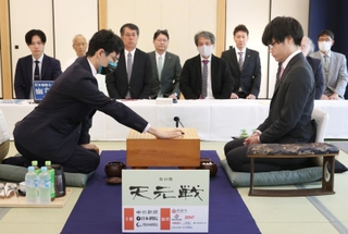 第１局で初手を打つ一力遼二冠（左）と関航太郎天元＝１０日午前、愛知県岡崎市、龍城神社