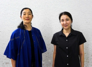 公演への思いを語る岡登志子さん（右）と中村恩恵さん＝芦屋市内