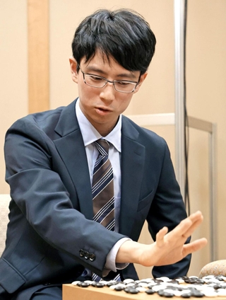 第２局で関航太郎天元に勝ち、対局を振り返る一力遼二冠＝１７日午後、札幌市、ホテルエミシア札幌