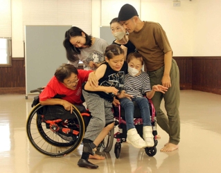 「ぎゅーっと寄って、ぱっと離れたらどう？」。試行錯誤しながら構成を考えるメンバー＝神戸市長田区二葉町７