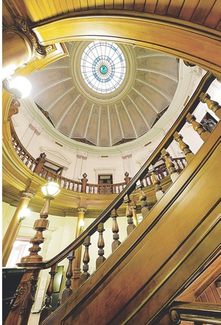 国指定重要文化財「大阪府立中之島図書館」の中央ホール（（Ｃ）ＳｈｏＰｒｏ・長谷工・ＴＲＣ共同事業体）＝大阪市北区