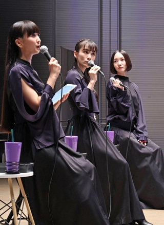 開催中の衣装展について語るＰｅｒｆｕｍｅ（左から）かしゆか、あ～ちゃん、のっち＝２９日午後、神戸市中央区脇浜海岸通１、兵庫県立美術館（撮影・長嶺麻子）
