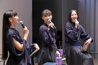 開催中の衣装展について語るＰｅｒｆｕｍｅ（左から）かしゆか、あ～ちゃん、のっち＝２９日午後、神戸市中央区脇浜海岸通１、兵庫県立美術館（撮影・長嶺麻子）